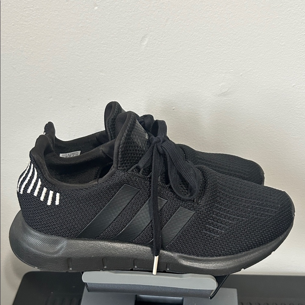 NWOT Adidas Swift Run 1.0 – Unisex Sneakers (Men’s 8 / Women’s 9.5) | - Picture 3 of 6